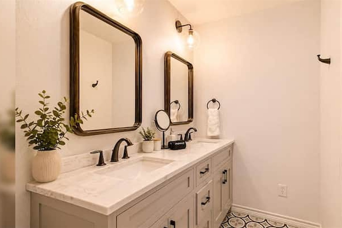 Double vanity with plenty of space to get ready comfortably