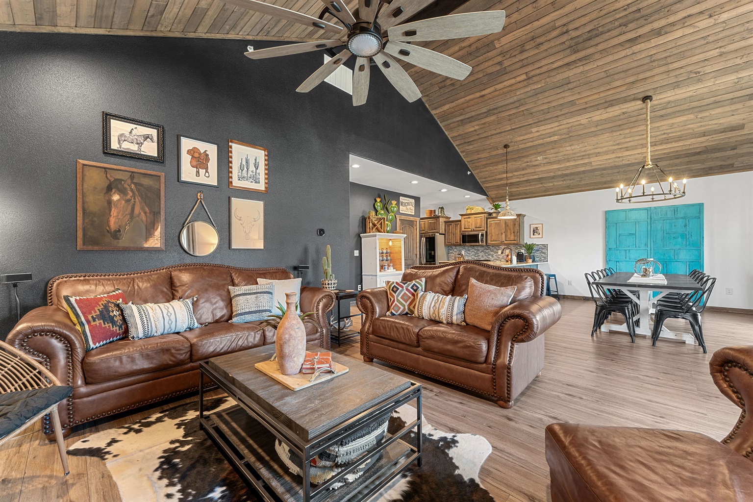
🤠 Spacious living room at Howdy Hideaway—vaulted ceilings, cozy leather seating & perfect for gathering