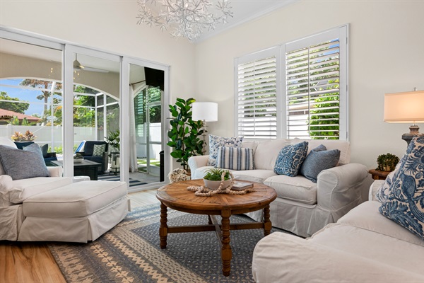Living Room w/ Seating for 7-8 & Smart TV