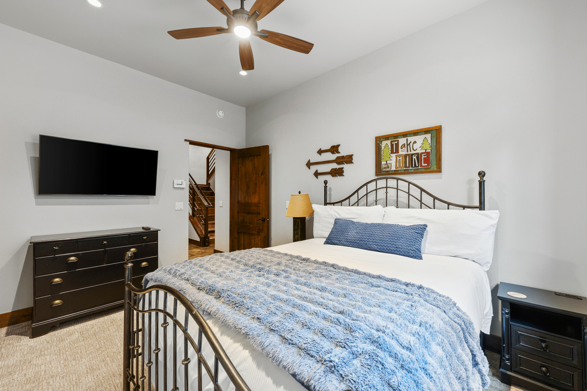 Guest room #4 with Queen bed and tv