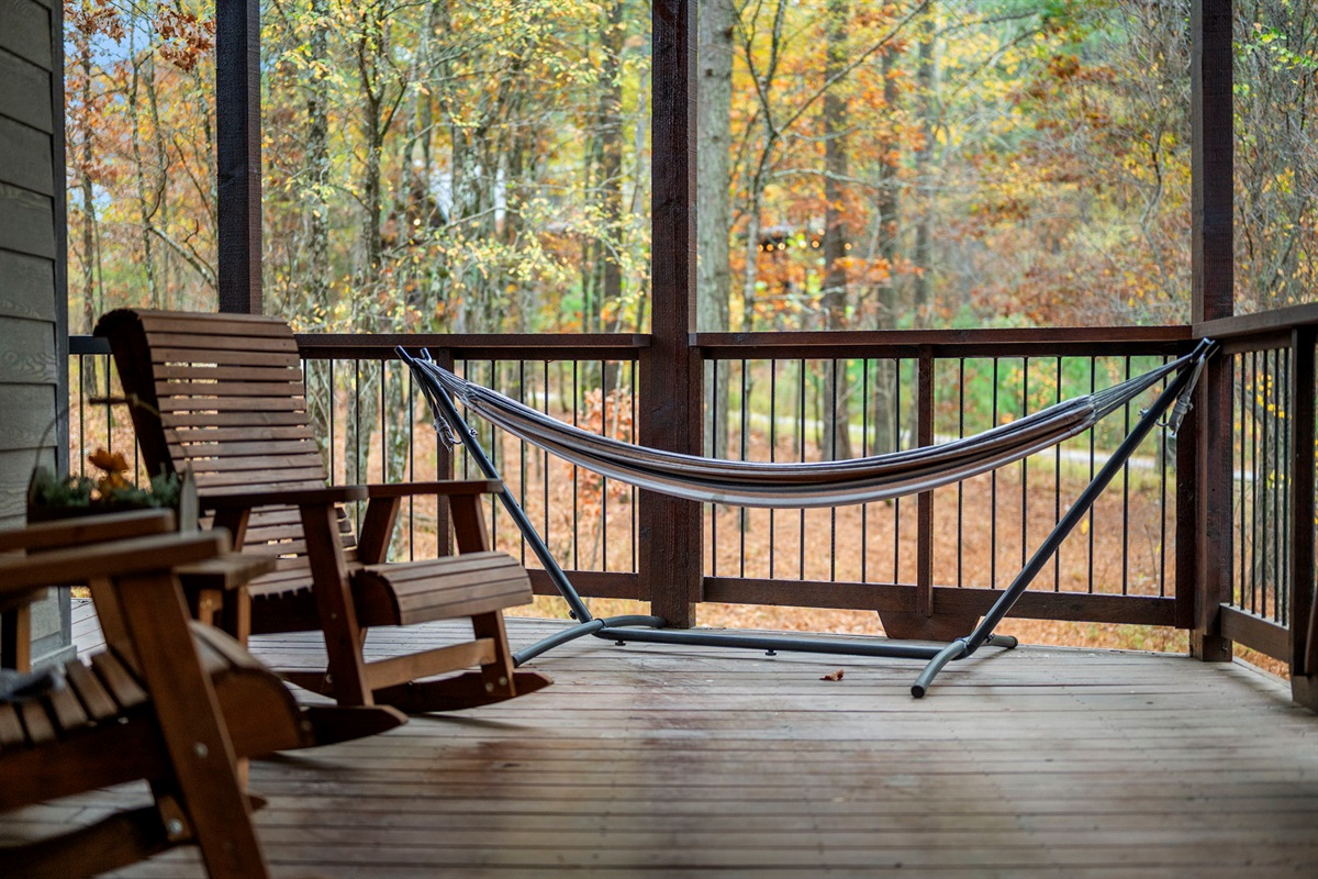 Round Here Buzz gives you room to breathe 🌲✨ A wrap around porch and a big back deck with a hot tub, outdoor fireplace, and comfy spots to sit and unwind. Kick back, soak, and enjoy every peaceful moment of your Hochatown escape 💫🔥🛁 