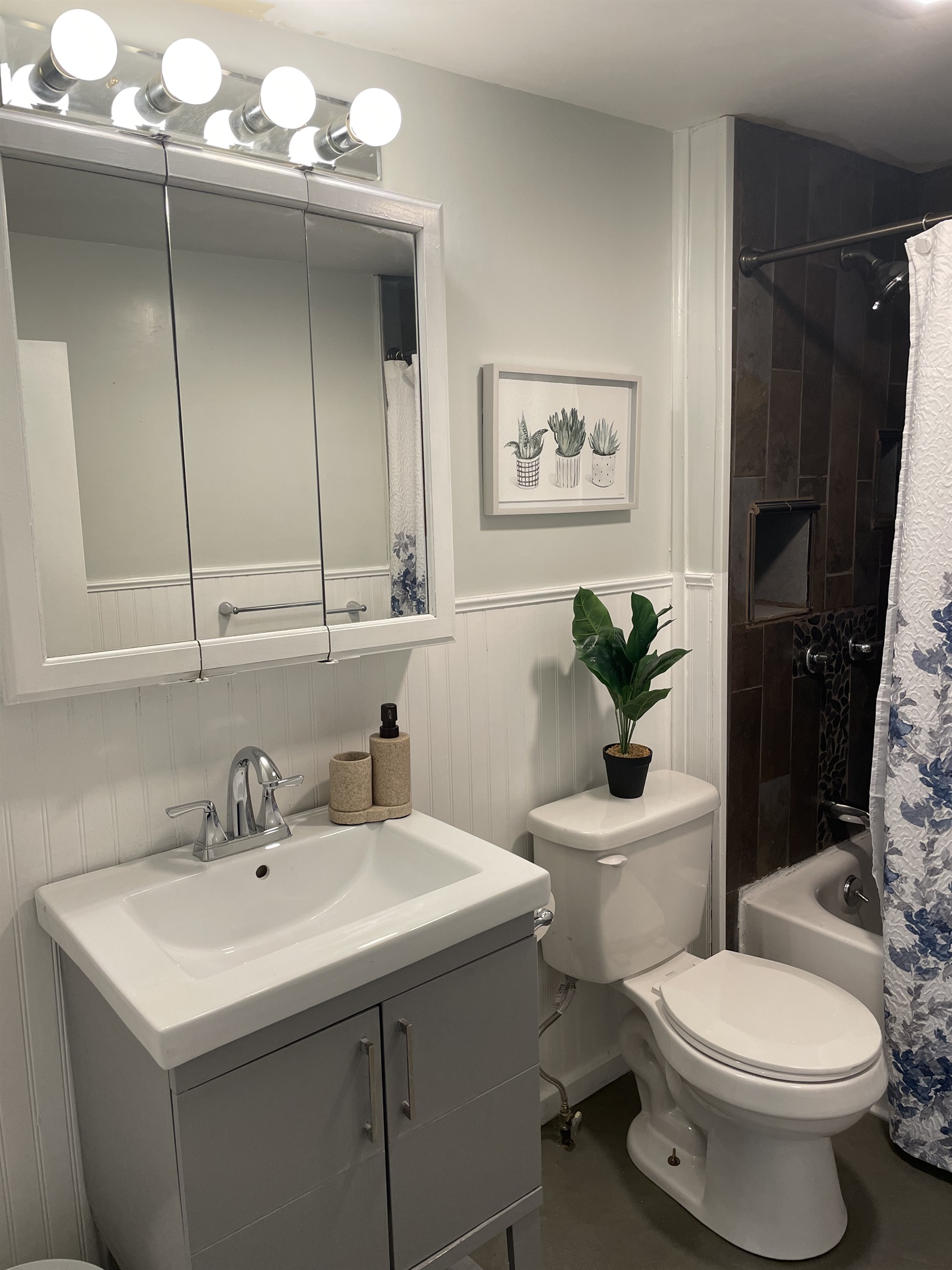 2nd floor bath with tub/shower