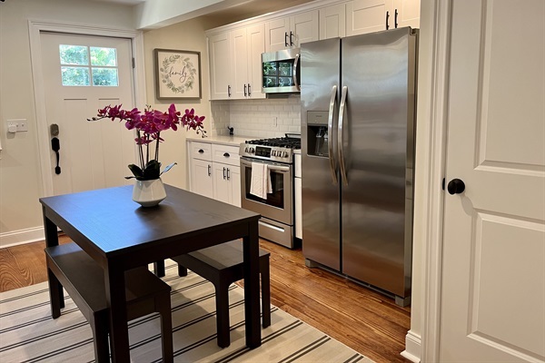 1st Guest House: Eat In Kitchen