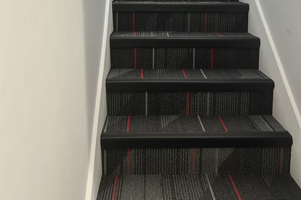 Il y a deux paliers d'escaliers ainsi à monter à l'intérieur du bâtiment pour arriver à l'appartement.
