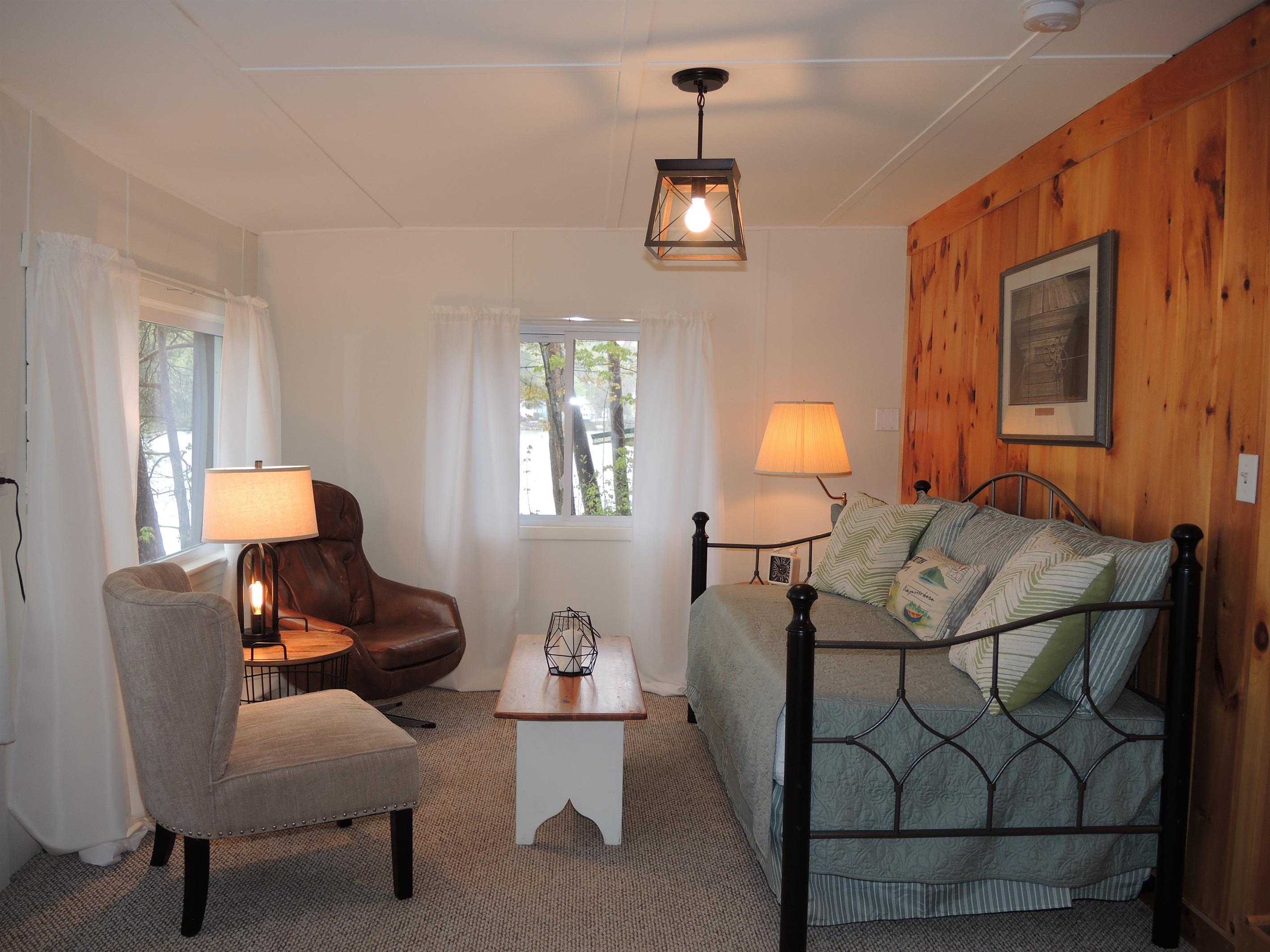 Lower level sunroom with daybed