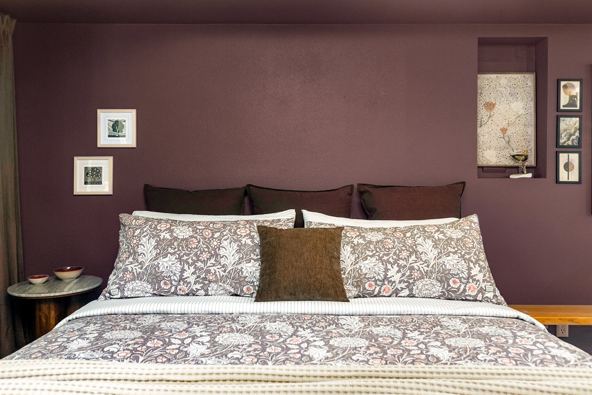 Full-sized queen bed, luxury mattress and linens. I'll give you a restful sleep.