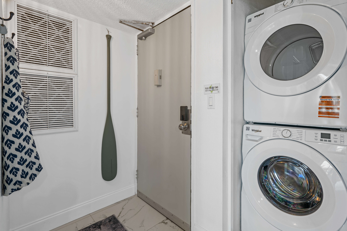 Step inside your tropical retreat, complete with the convenience of an in-unit washer and dryer.