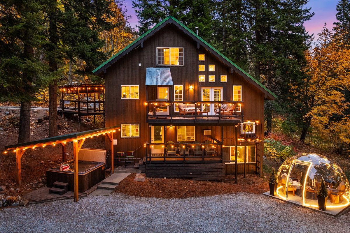 Backyard: Geo dome, covered hot tub and barrel sauna