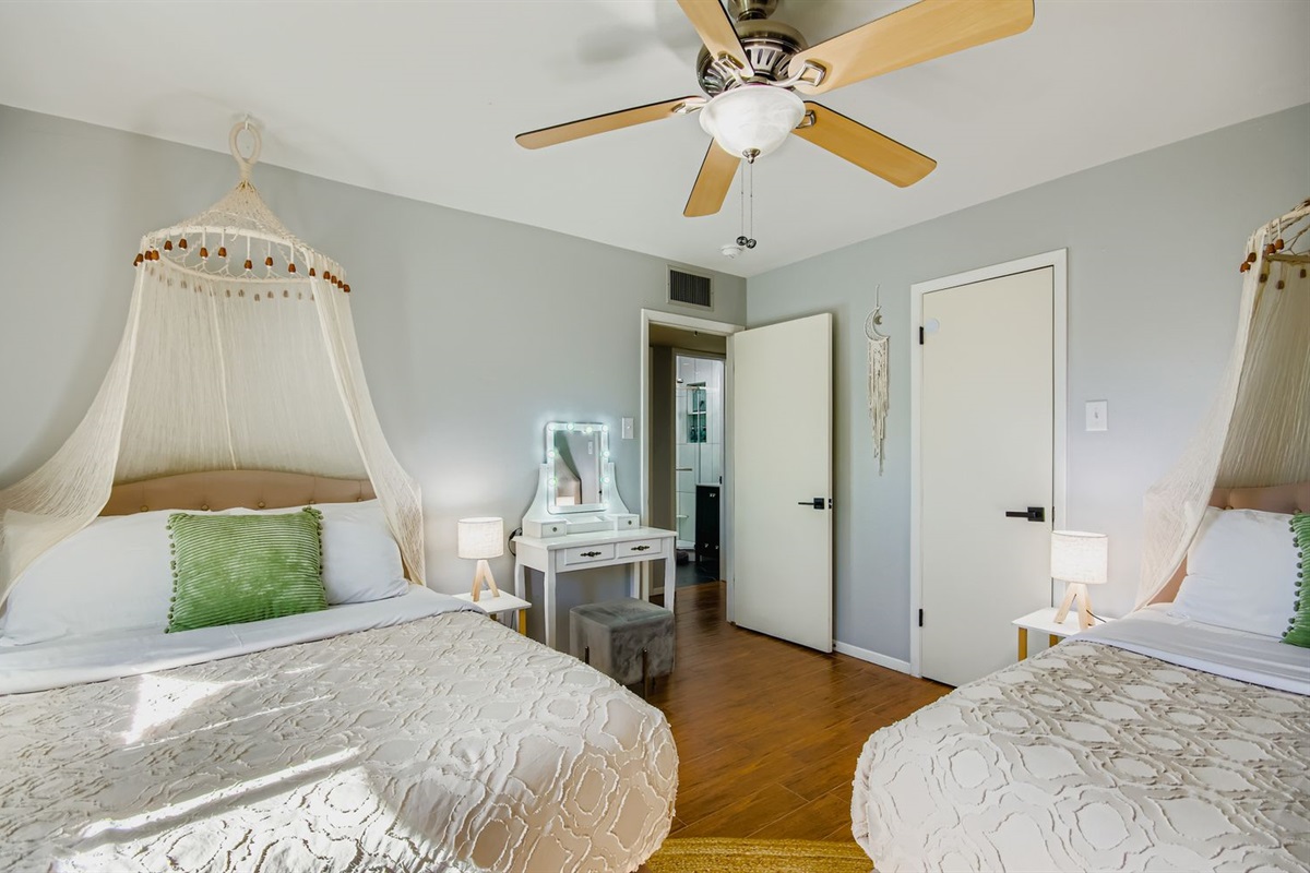 2 Full Beds With 2 Makeup Vanities