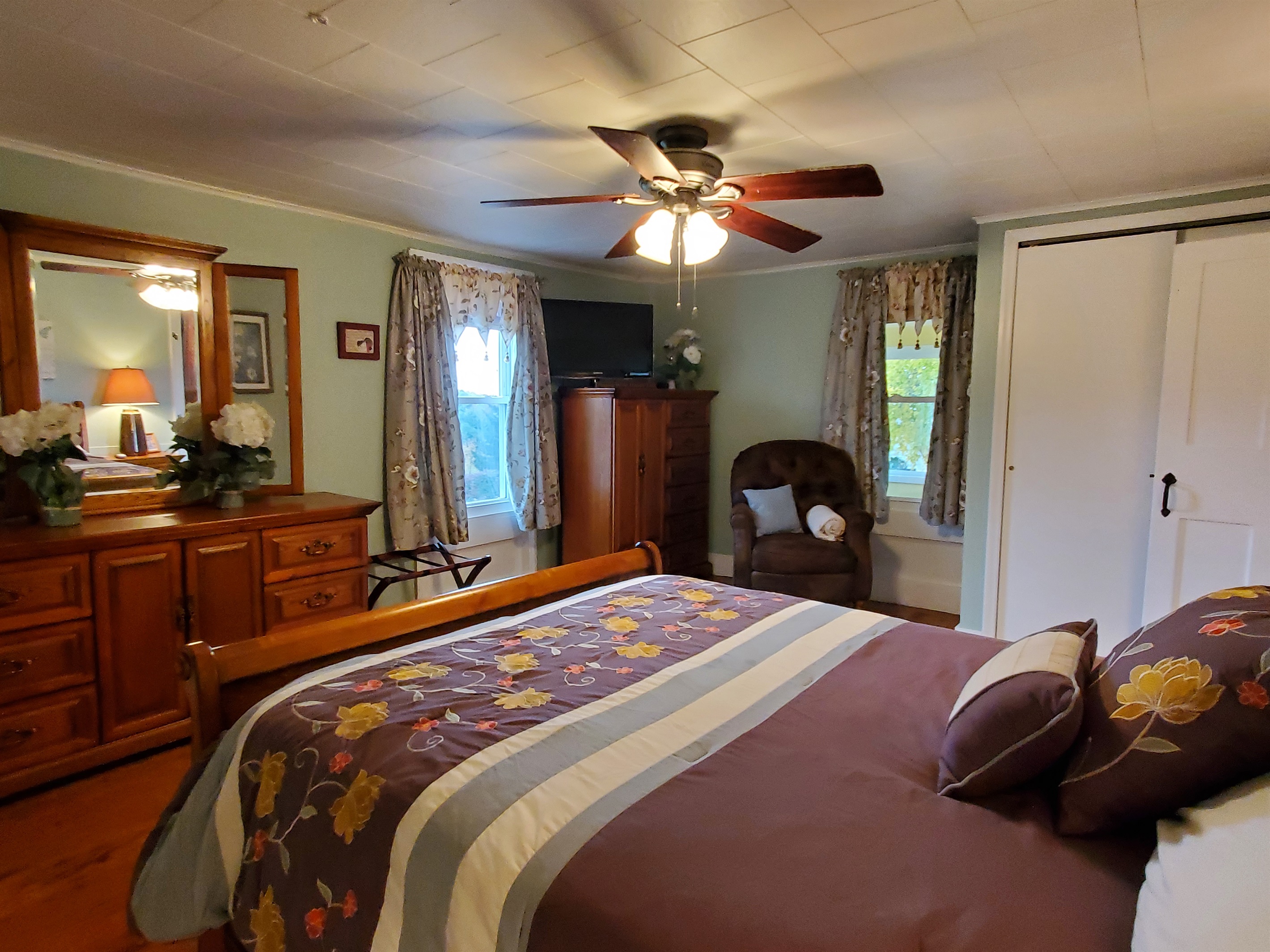 1at floor queen bedroom