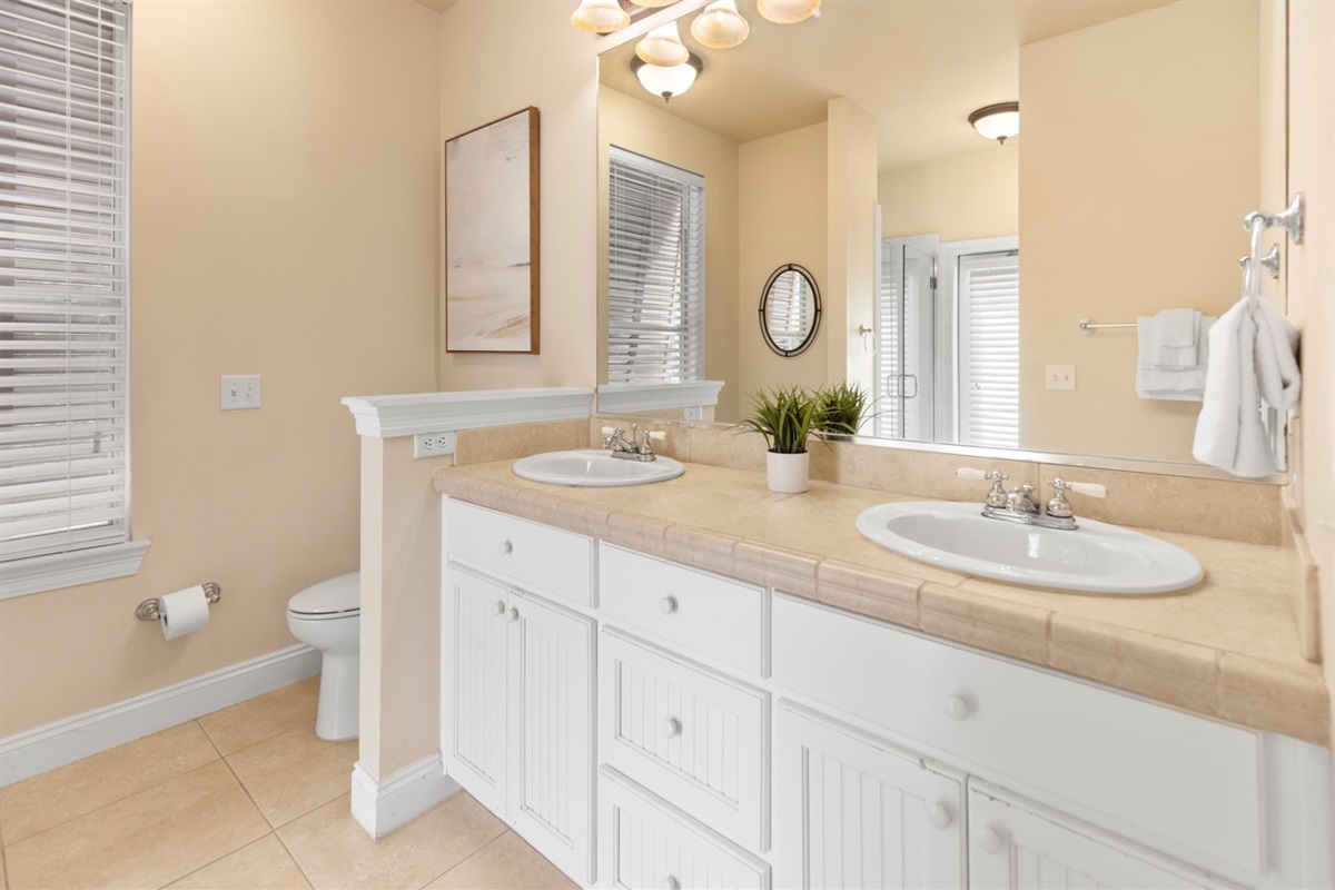 Master Bathroom (1st Floor)