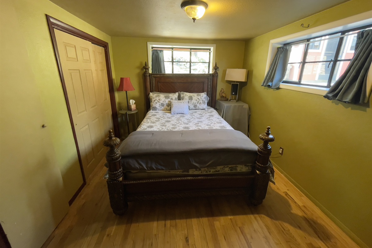 Bedroom 1, Queen bed