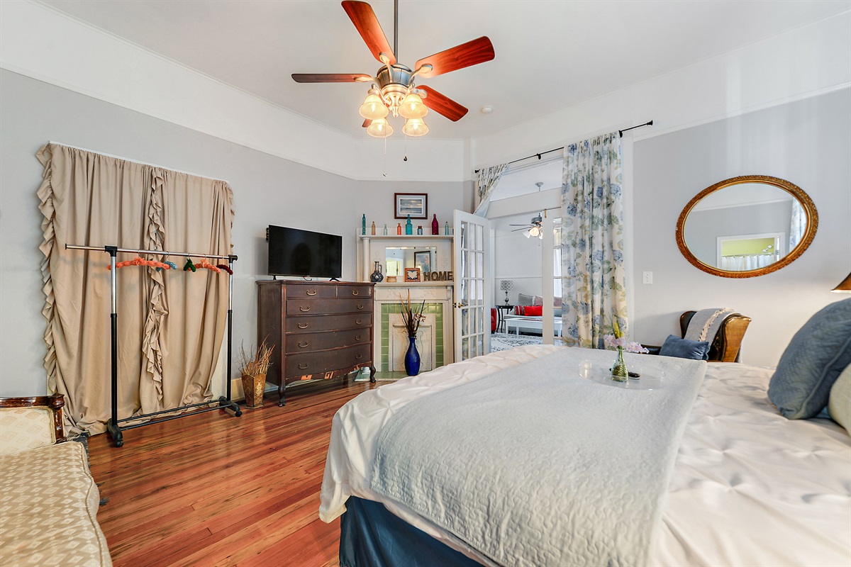 Master bedroom suite. Downstairs. King bed. En-suite till bathroom. Smart tv