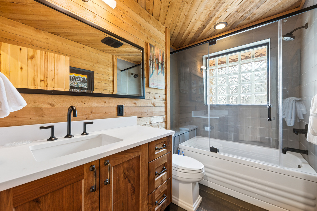 Upper level junior suite with full bathroom, large combination shower and tub. 