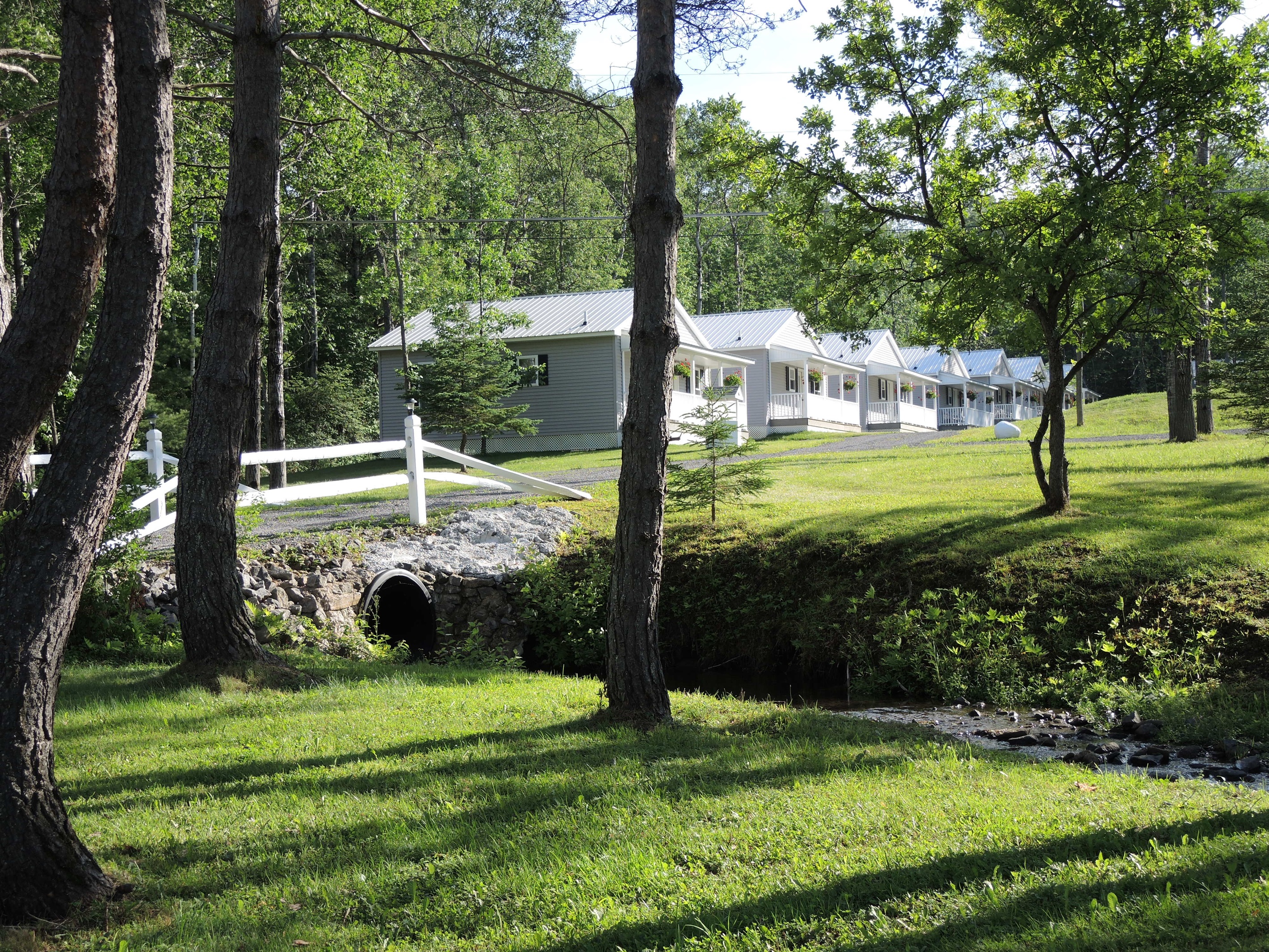 Entry to Creekside Cottages
