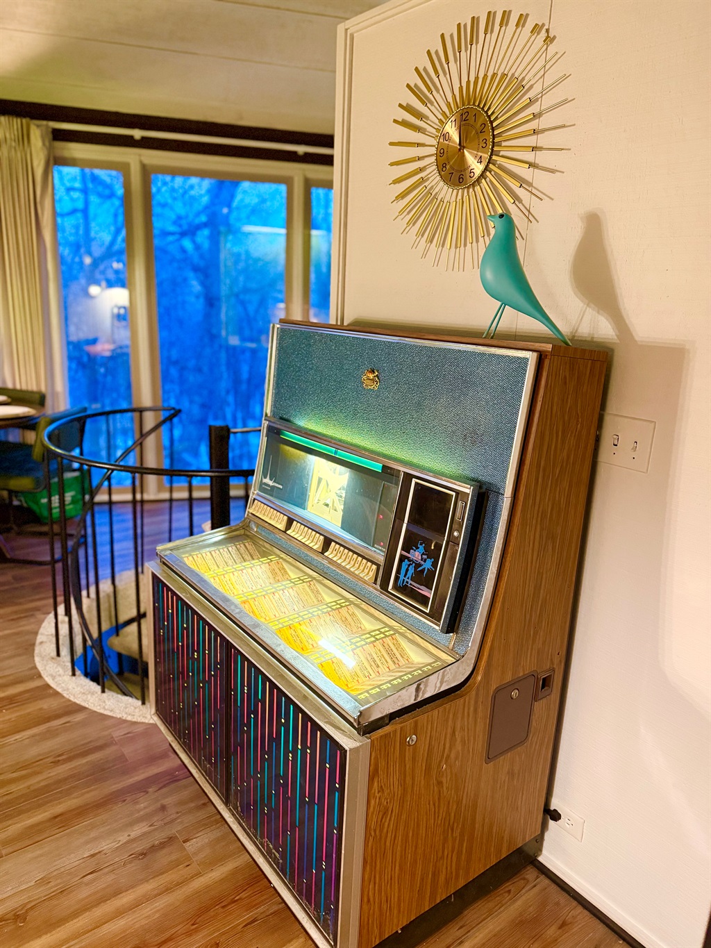 1968 jukebox! Plays music