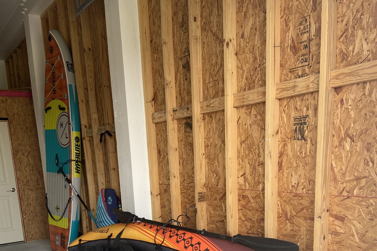 Stand up paddleboard and kayak are free to use with a security deposit.