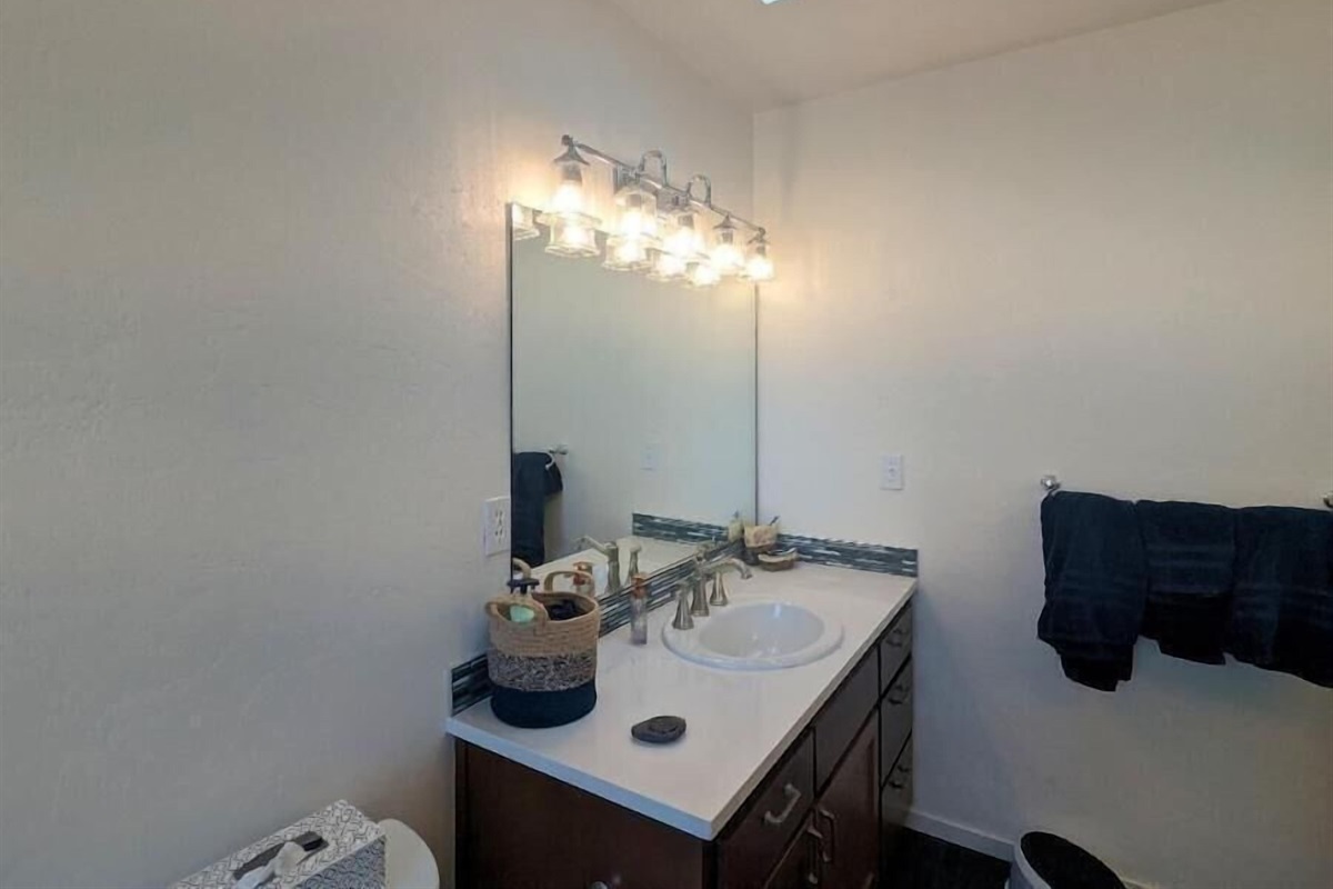Bathroom has 2 vanities