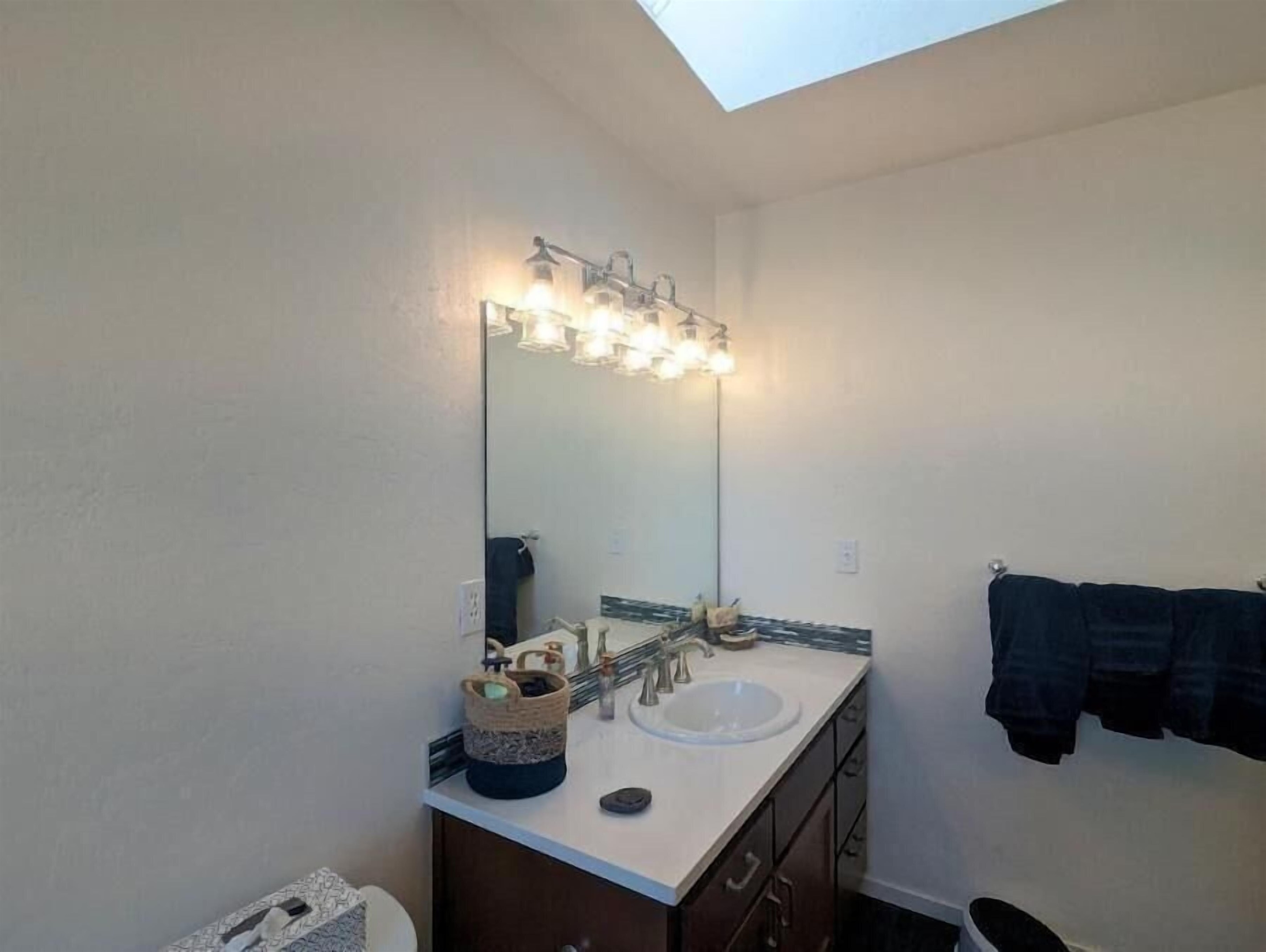 Bathroom has 2 vanities