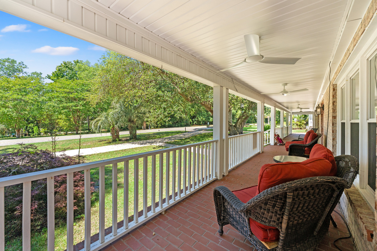 Lovely Front porch, just sit and enjoy the quiet