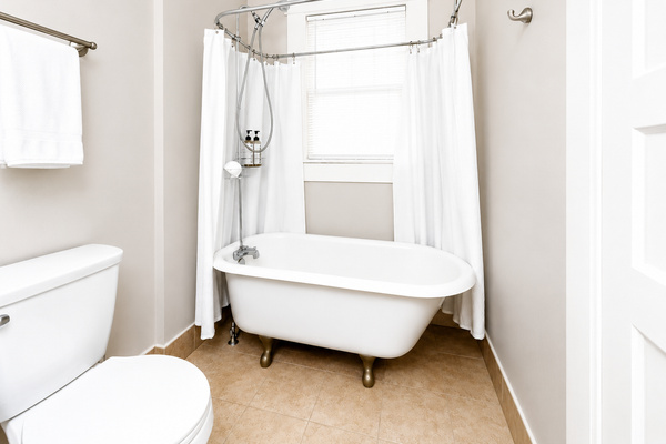 Relax & Unwind - Enjoy a relaxing soak in our charming clawfoot tub after a day exploring Columbia.