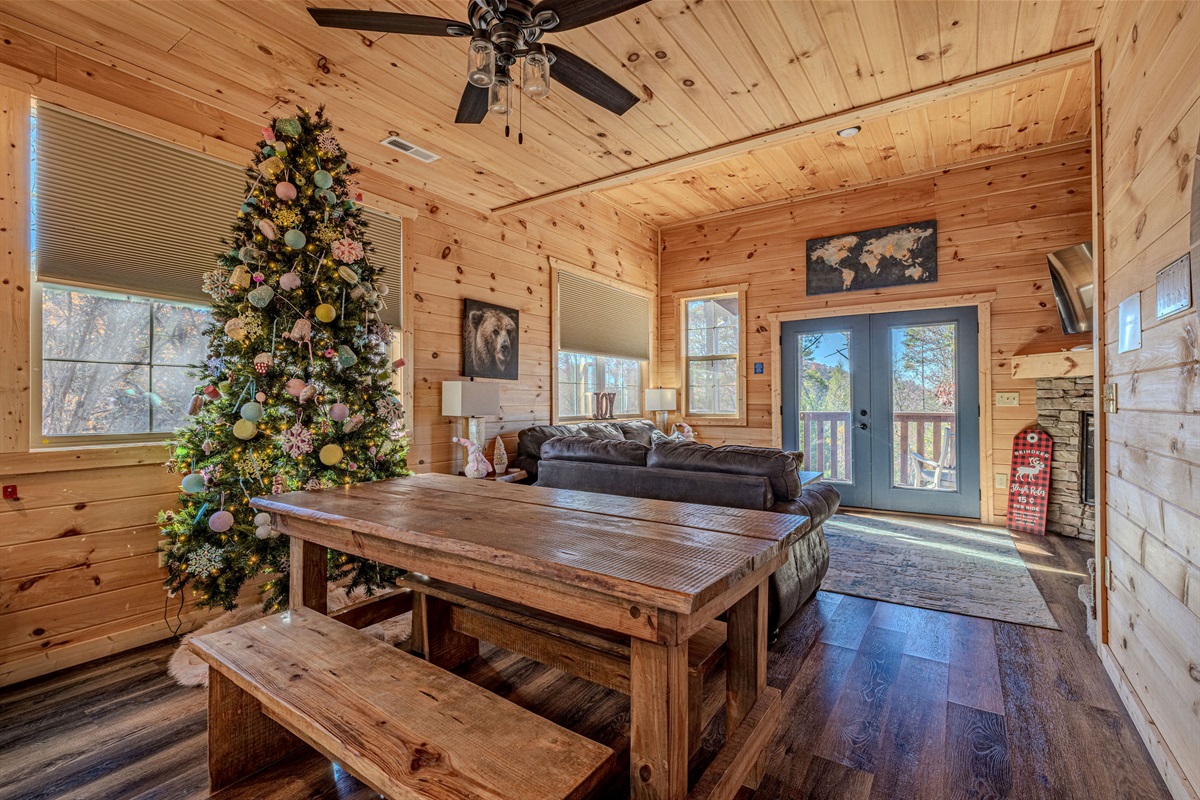 Feel the Christmas at Moonrise Ridge's living room