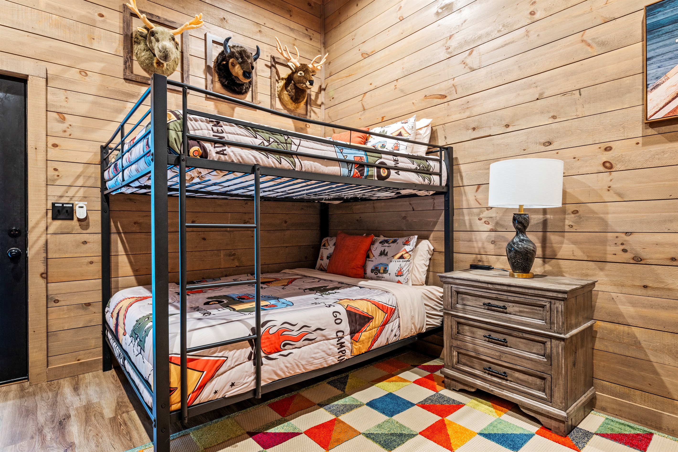 🌈 Cute, cozy, and full of character. These queen-over-over bunks are nap-approved and ready for post-s'more storytime.