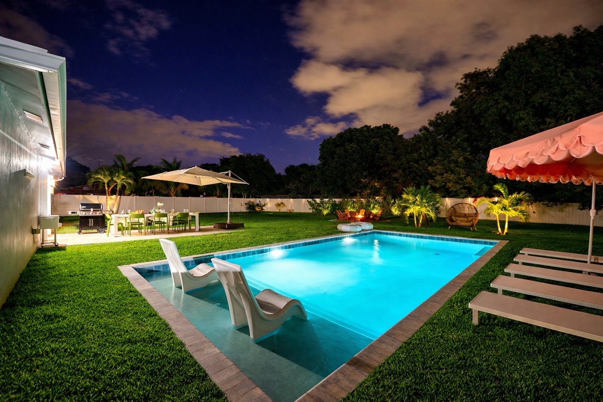 Golden hour melts into magic at Palms Oasis.
A private, fully fenced backyard glowing with pool lights, fire pit evenings, outdoor games, and unforgettable Palm Beach sunsets—designed for nights you’ll talk about long after the trip ends.