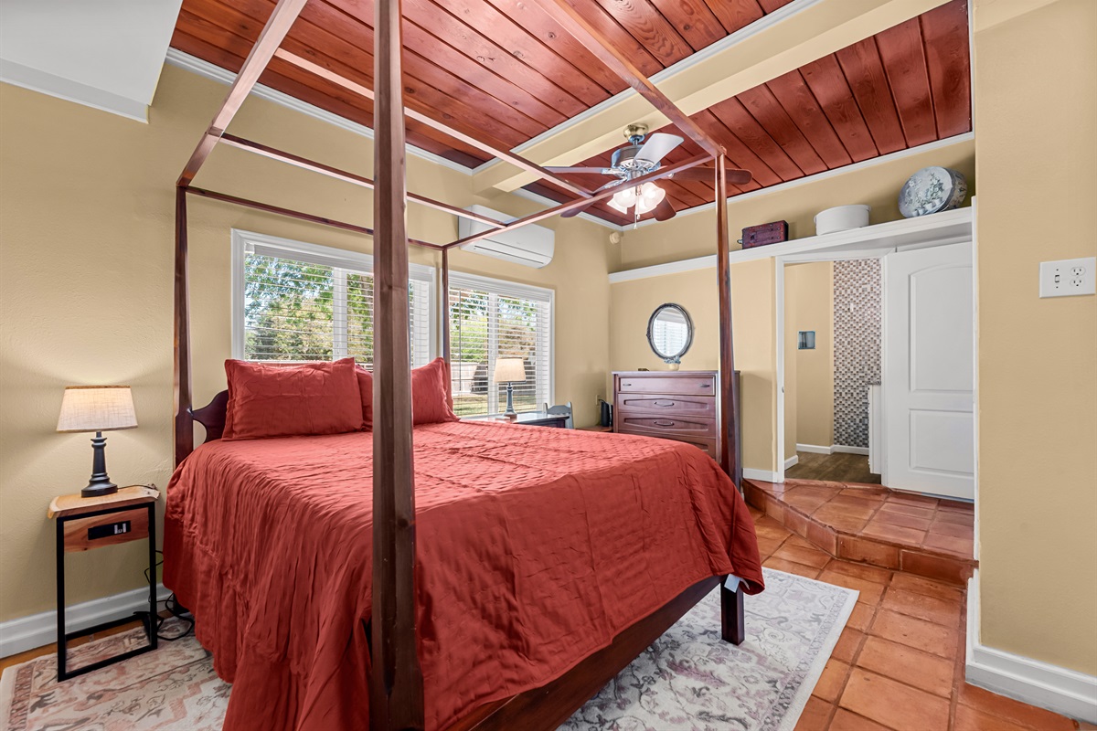 Queen bed with master ensuite bathroom