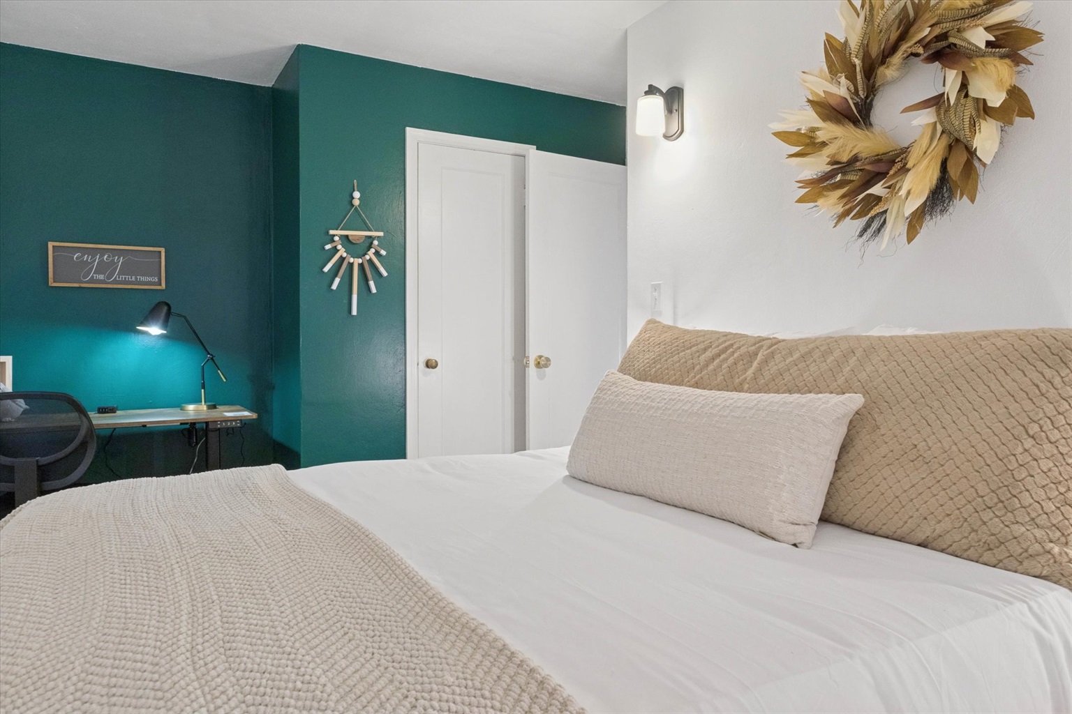 Work and unwind in comfort—our South Bend guest retreat main suite features cozy queen beds and a dedicated work area with desk and chair. A restful, family-friendly stay near Notre Dame.