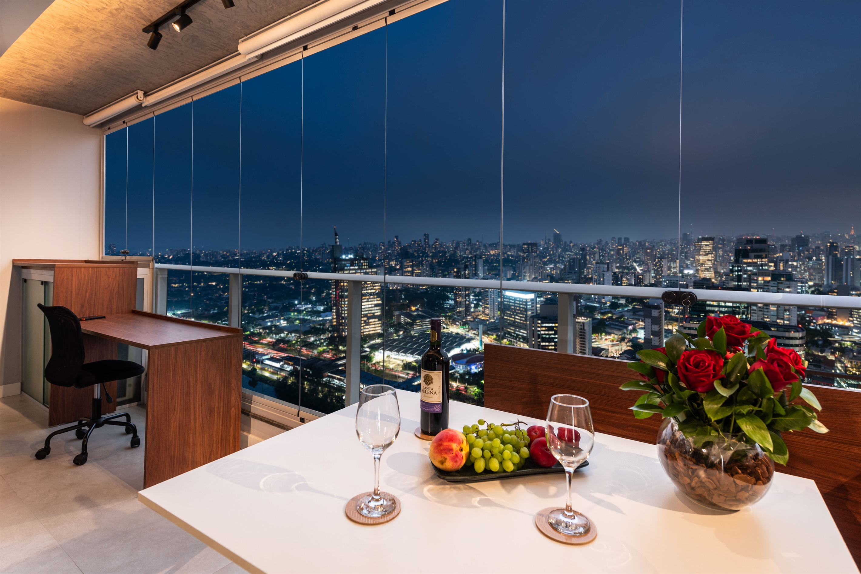 Jantar noturno 🌃 Vista noturna deslumbrante de São Paulo. Desfrute de um jantar inesquecível no 34º andar do River One, com a cidade iluminada como cenário.