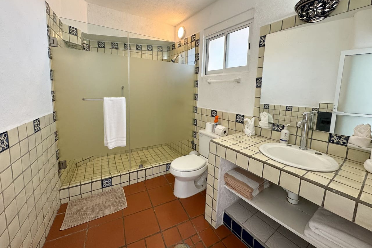 Full Bath for 3 Queen Beds