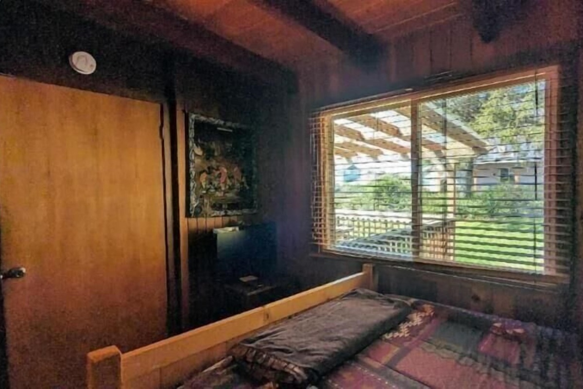 queen bedroom