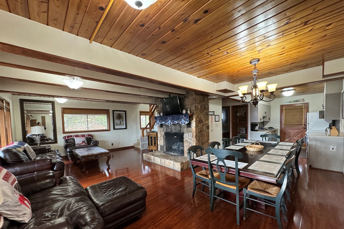 WINTER FAMILY/DINING ROOM & KITCHEN