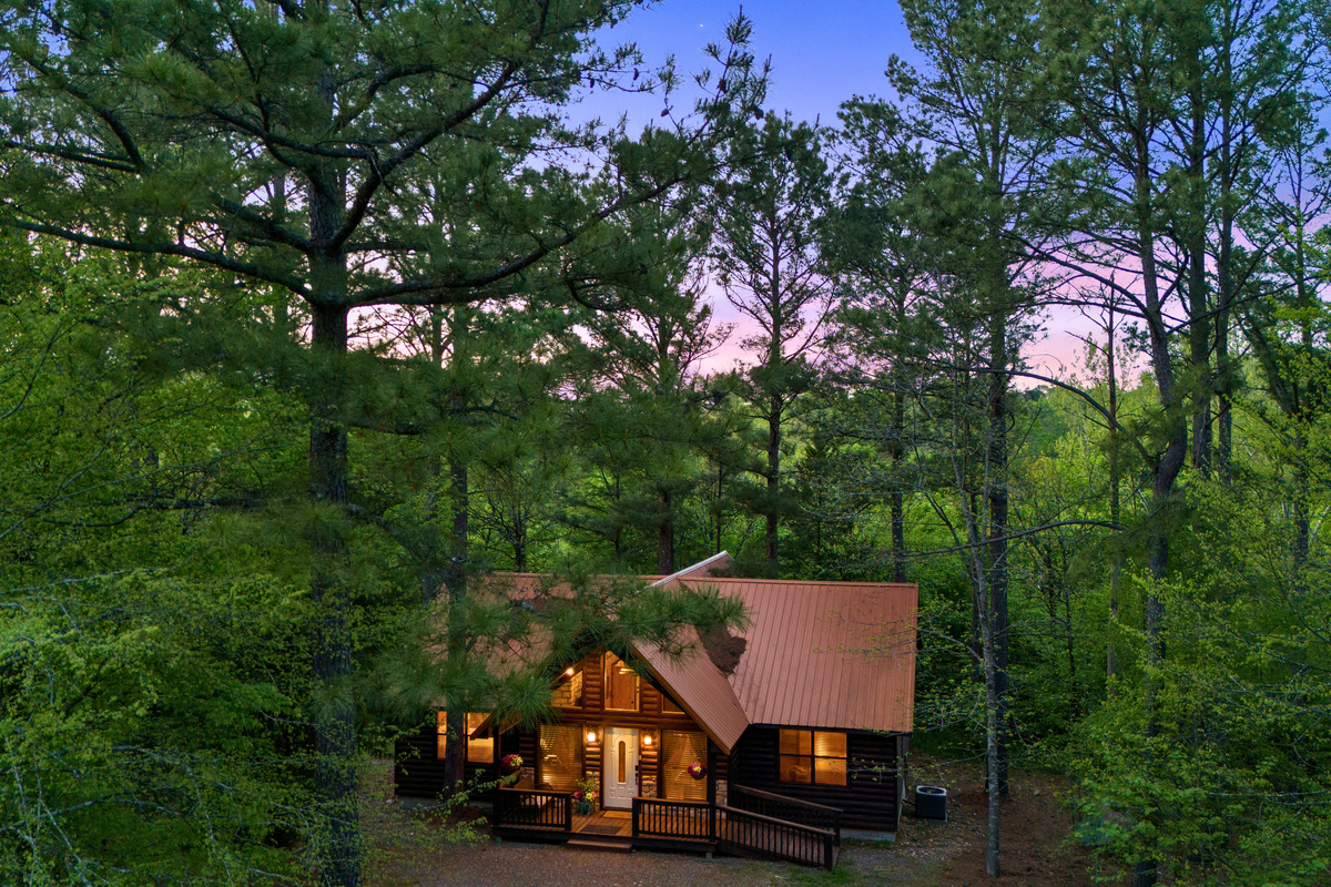Tucked between towering pines, the cabin&rsquo;s setting feels like something out of a peaceful daydream.