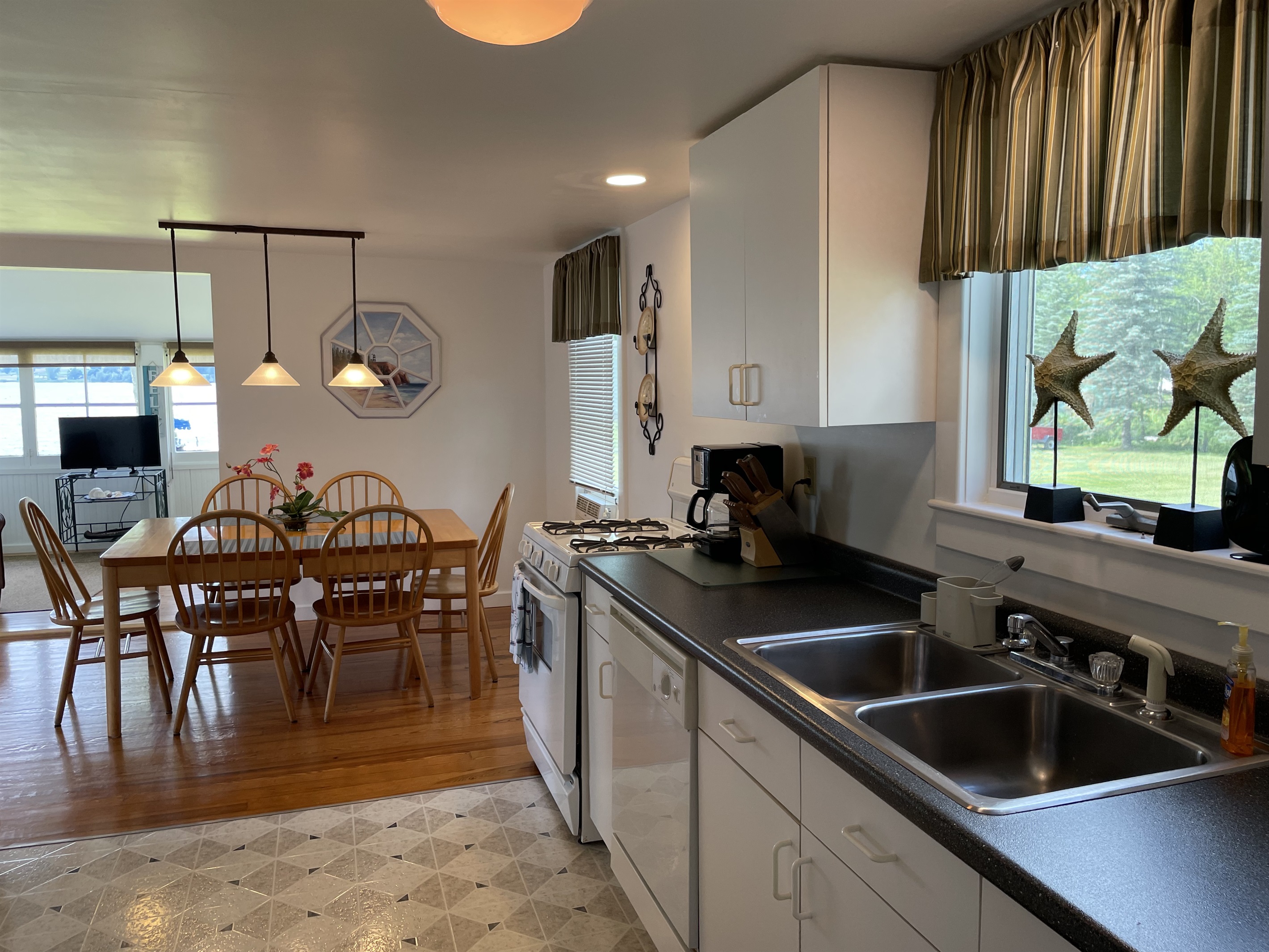 Kitchen/dining/sunroom