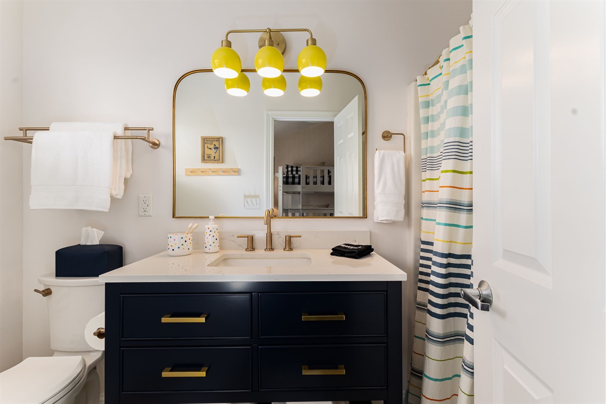 Upstairs - Queen Bunkbed Bathroom