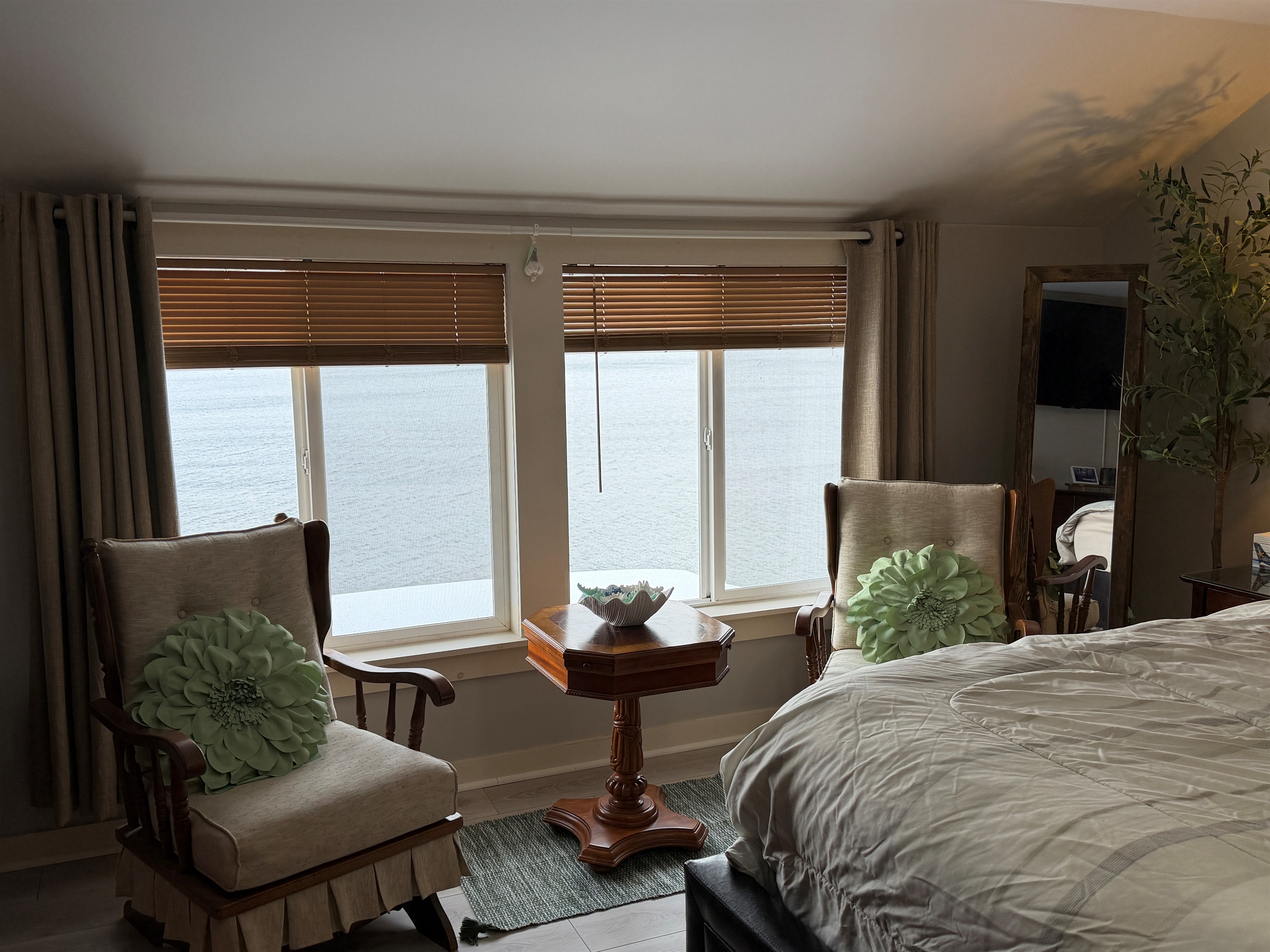 2nd floor King with lake views and ensuite