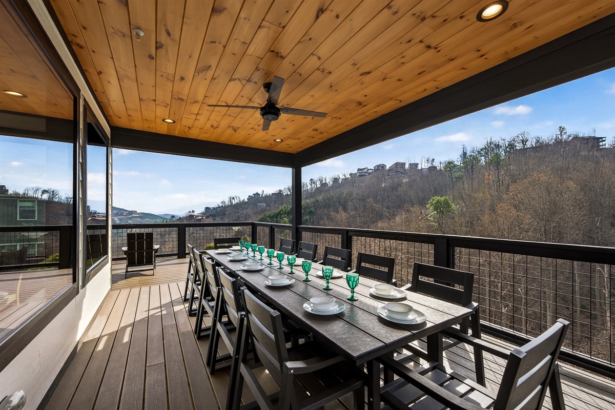 🍽️ Dining with a View – Enjoy meals together at the covered outdoor dining area overlooking the Smoky Mountains. Whether it’s morning coffee or dinner at sunset, the mountain views make every meal feel special.
