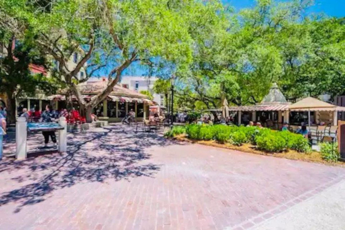 Harbour Town shops and restaurants