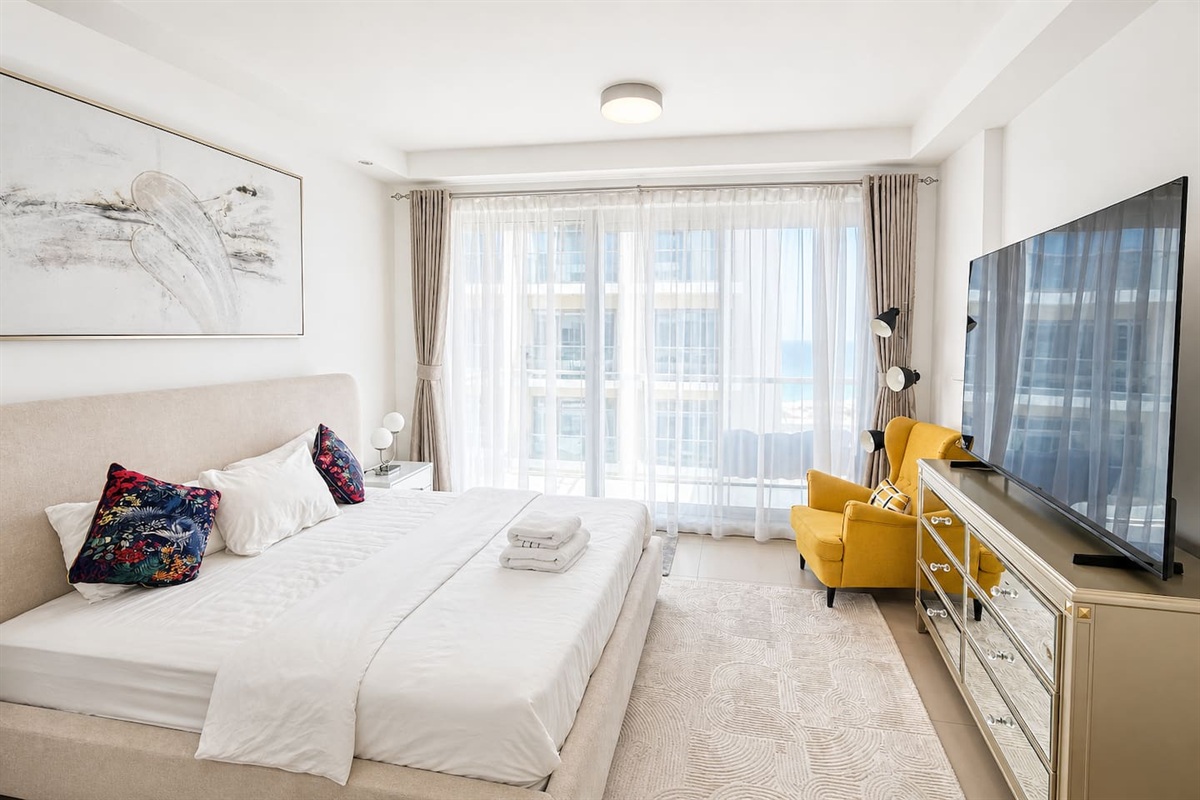 Studio apartment with large king size bed 