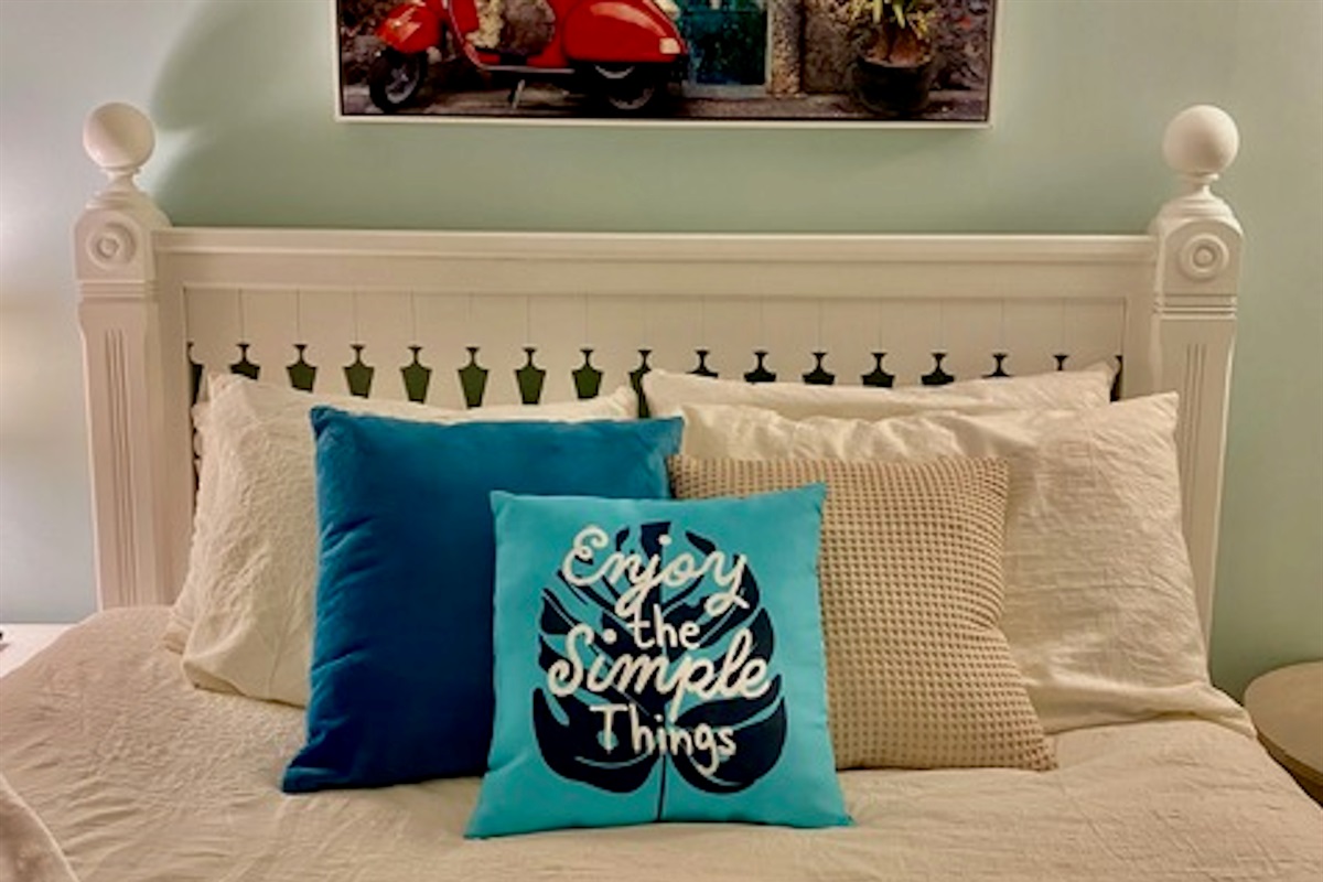 Relaxing bedroom with Queen bed