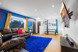 An open space design that emphasizes fluidity and flexibility, creating a seamless and airy environment for living and entertaining.