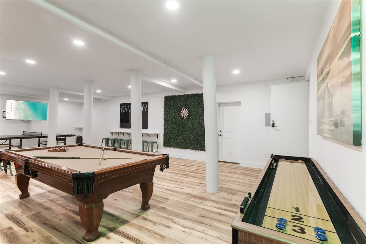 The GameHaus – Shuffleboard & Pool Table