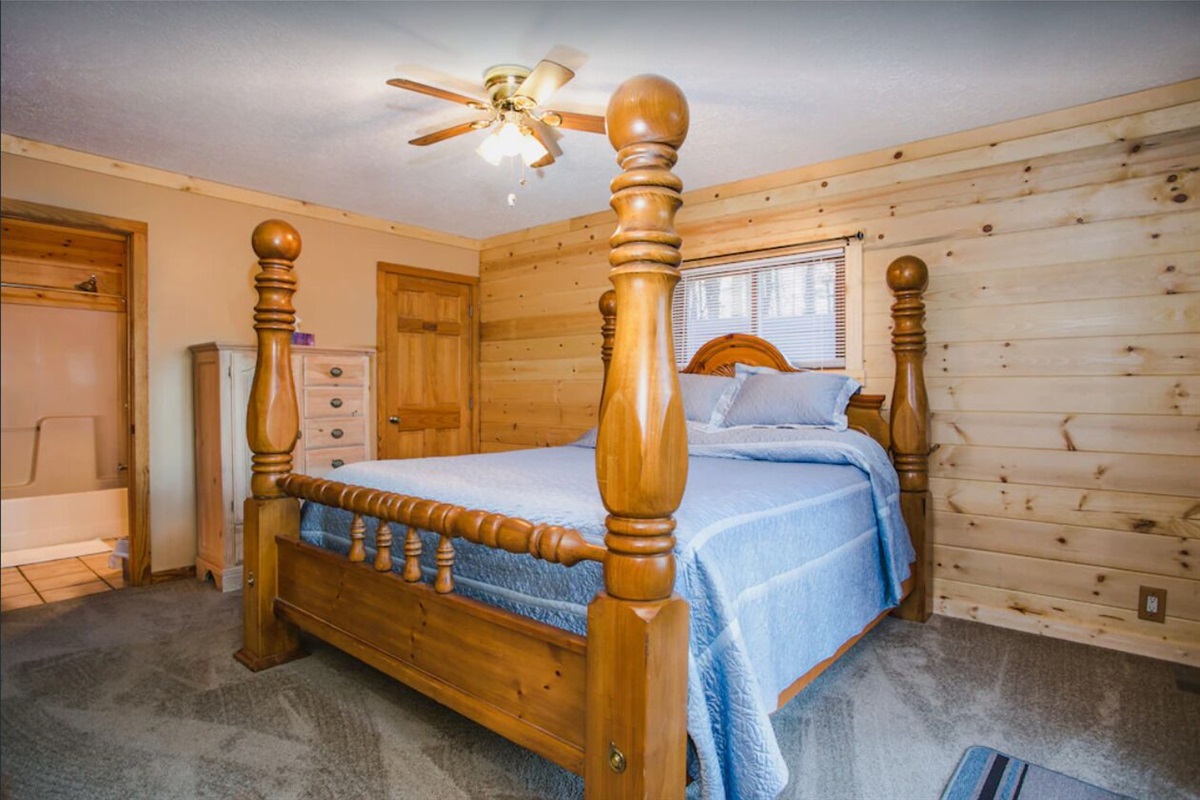 Master bedroom, King size bed. Ensuite bathroom