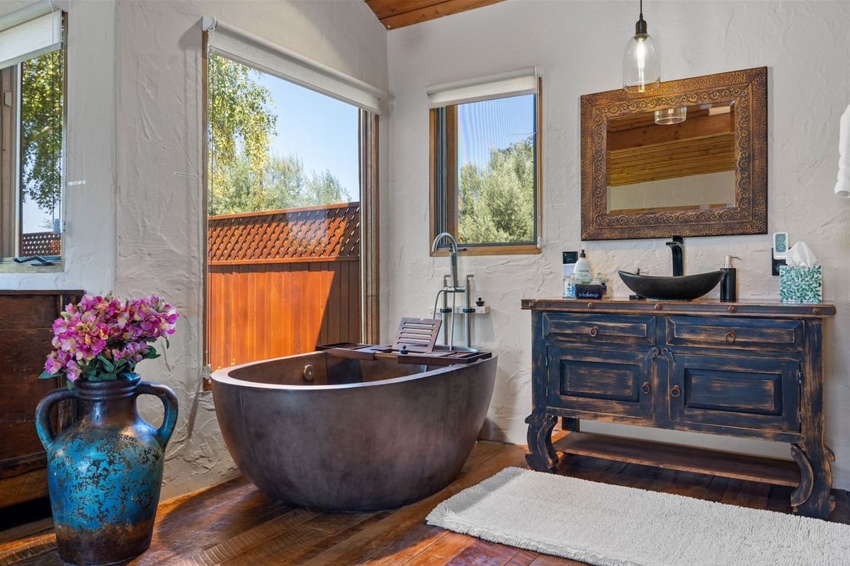 Master bedroom, soaking tub