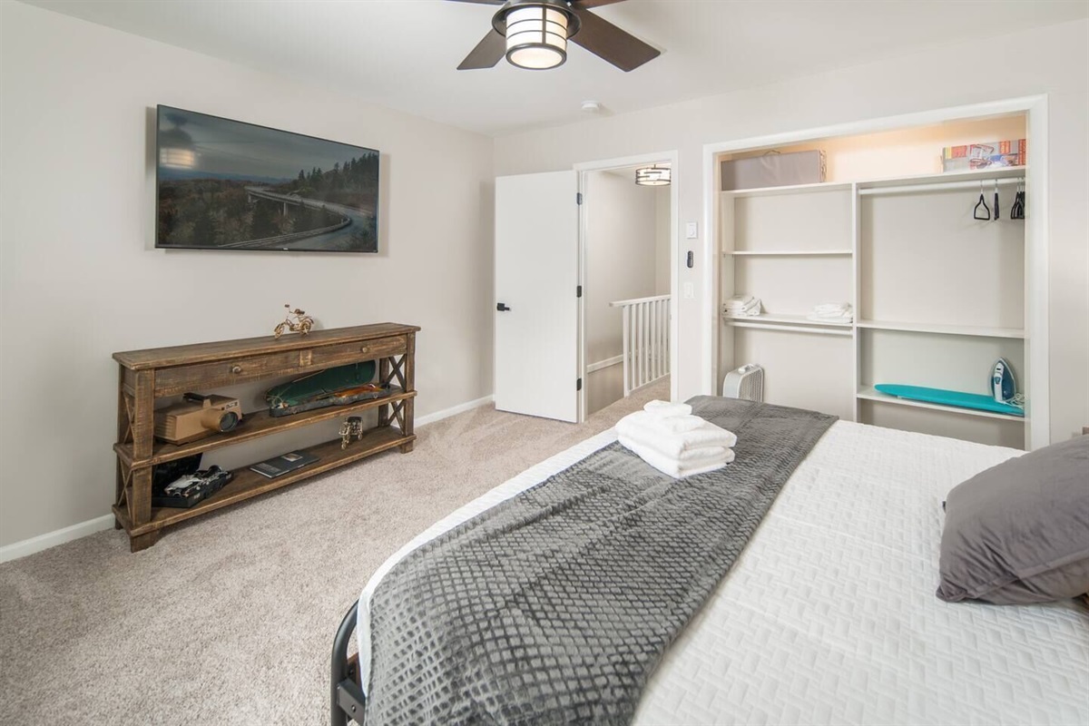 Unit 3: Bedroom #1 (King) Includes Roku TV (Hulu+, ESPN+, & Disney+)