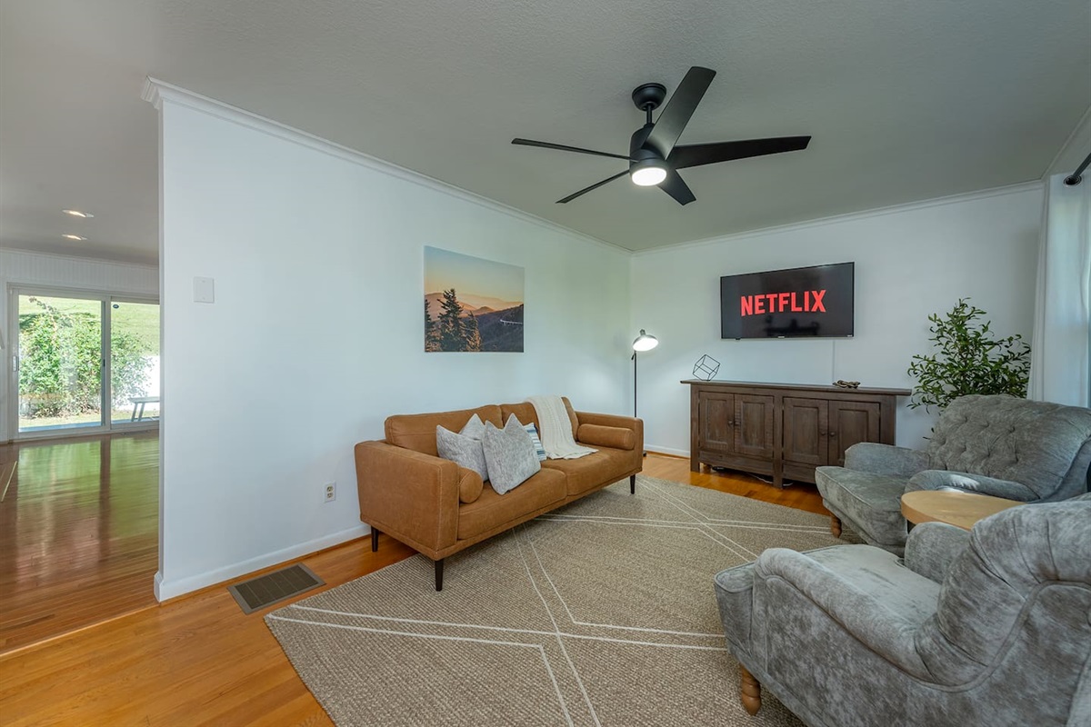 Cozy - Living Room w sifa & over stuff chairs w side table w gorgeous view. TV w several Roku, Netflix, prime etc options 3-TV in 2/1