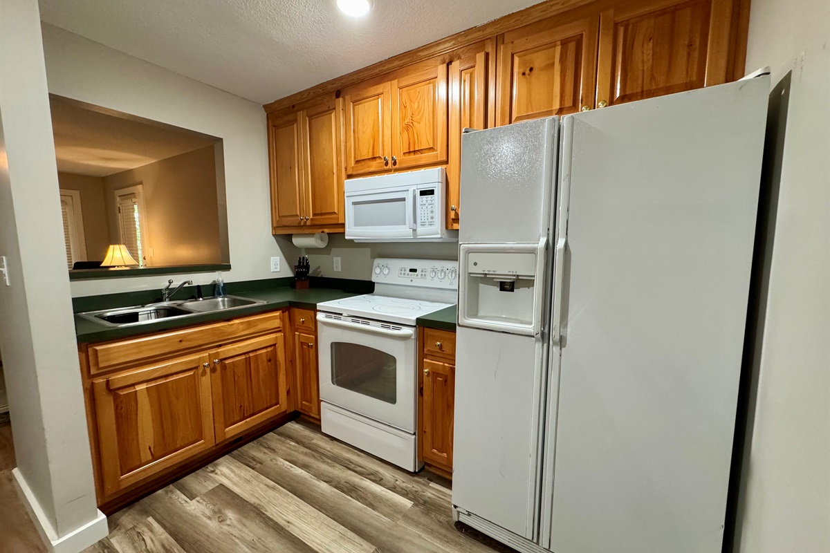 👨‍🍳 Fully equipped kitchen with a full-size fridge, stove, oven, microwave, and coffee maker.