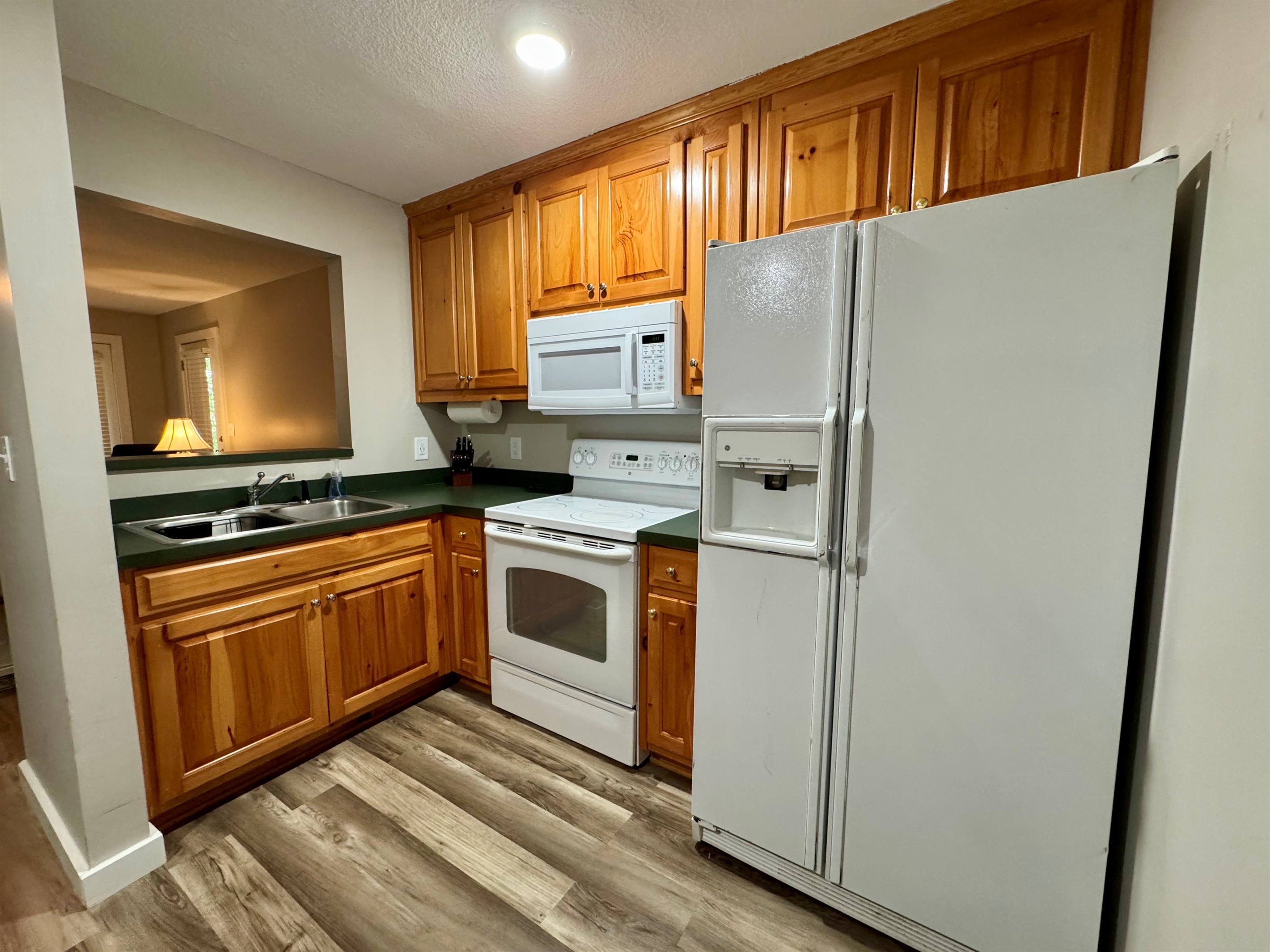 👨‍🍳 Fully equipped kitchen with a full-size fridge, stove, oven, microwave, and coffee maker.